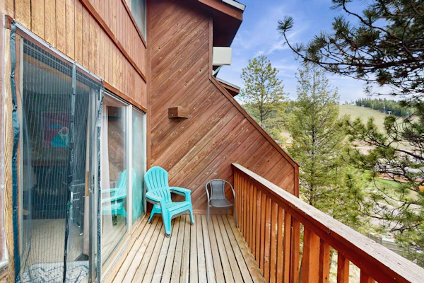 Stylish corner condo with views, jetted tub, resort access, and free WiFi