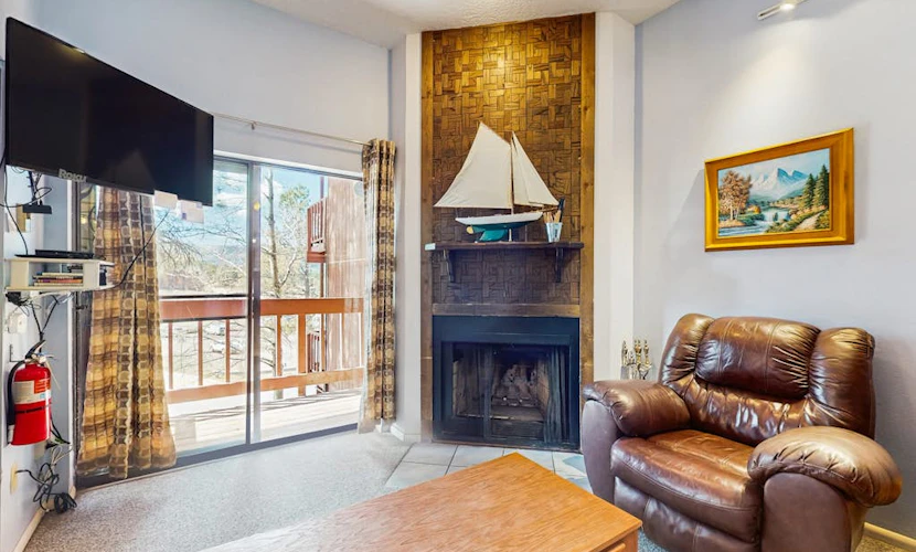 Cozy condo with balcony, free WiFi, & wood burning fireplace - walk to lifts