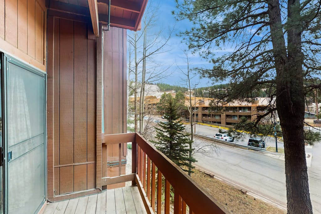 Cozy condo with balcony, free WiFi, & wood burning fireplace - walk to lifts
