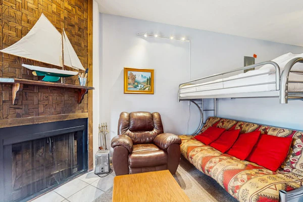 Cozy condo with balcony, free WiFi, & wood burning fireplace - walk to lifts