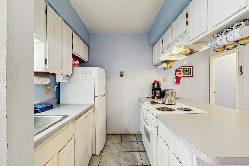 Cozy condo with balcony, free WiFi, & wood burning fireplace - walk to lifts
