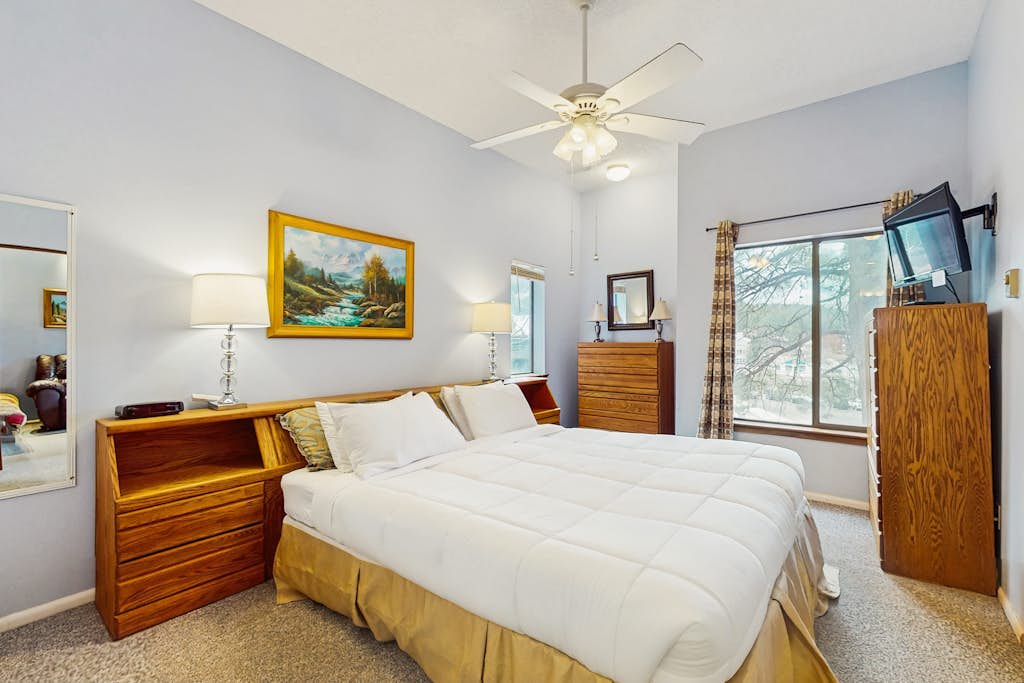 Cozy condo with balcony, free WiFi, & wood burning fireplace - walk to lifts