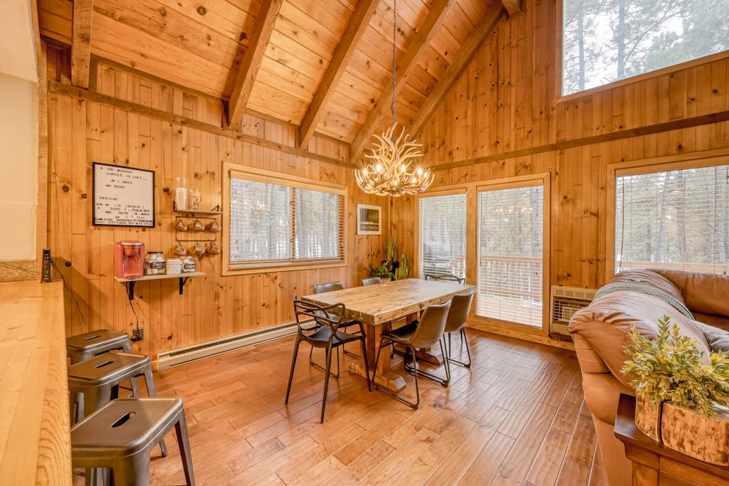 Mountain Lodge with WiFi, Gas Grill, Large Deck, Full kitchen, Game Room & More