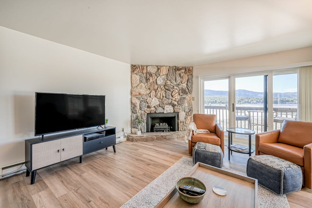 Incredible mountain-view condo with fireplace, balcony, and a full kitchen