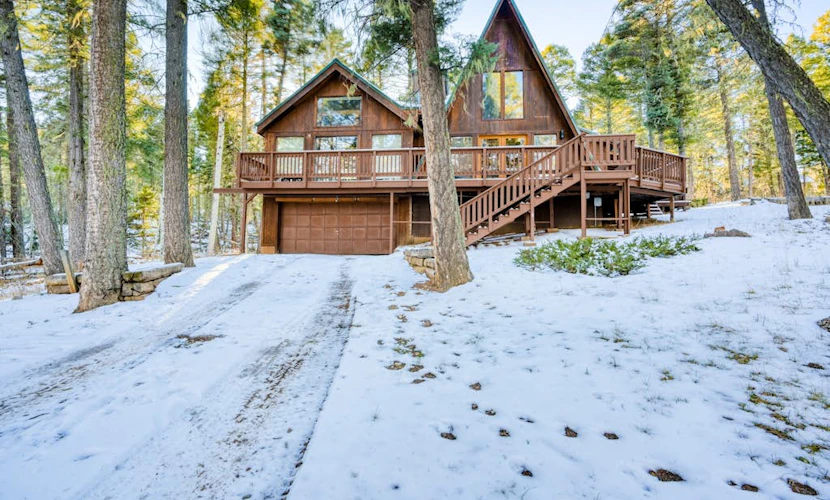 Tree-surrounded A-frame with large balcony, washer/dryer, & foosball table