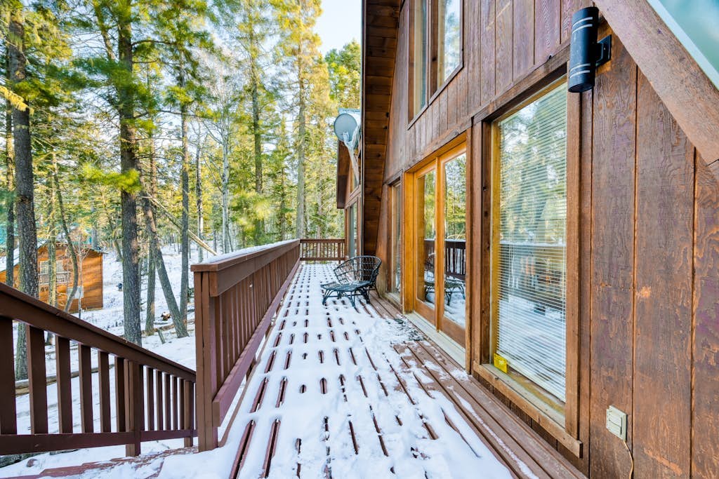 Tree-surrounded A-frame with large balcony, washer/dryer, & foosball table