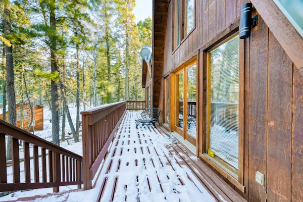 Tree-surrounded A-frame with large balcony, washer/dryer, & foosball table