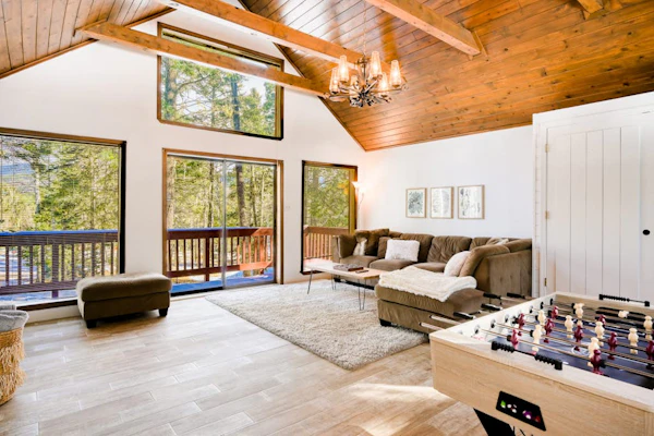Tree-surrounded A-frame with large balcony, washer/dryer, & foosball table