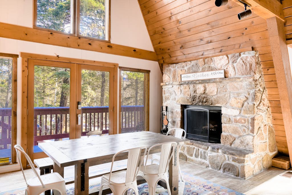 Tree-surrounded A-frame with large balcony, washer/dryer, & foosball table