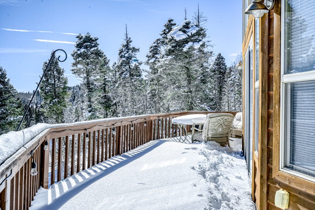 Peaceful mountain-view home with fireplace & wraparound deck - child-friendly