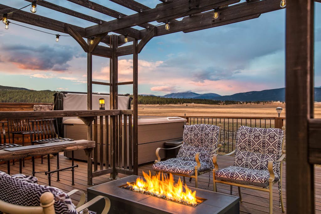 Scenic villa with mountain views, private hot tub, grill, and washer/dryer