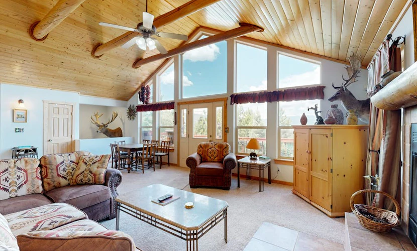 Charming house w/ incredible views, private hot tub, dog-friendly