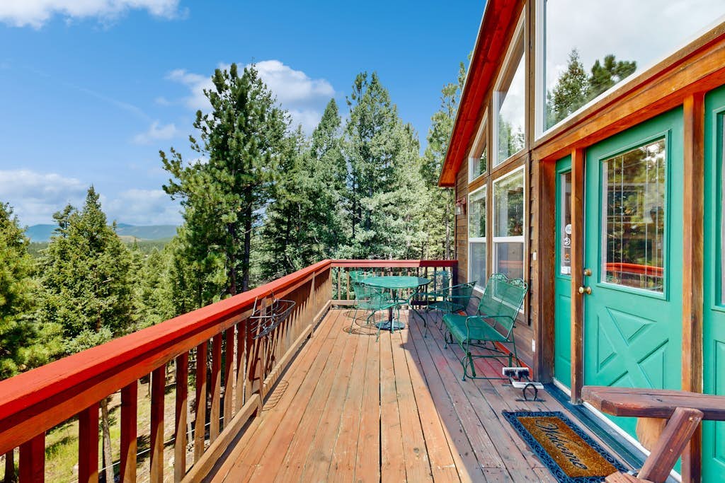 Charming house w/ incredible views, private hot tub, dog-friendly