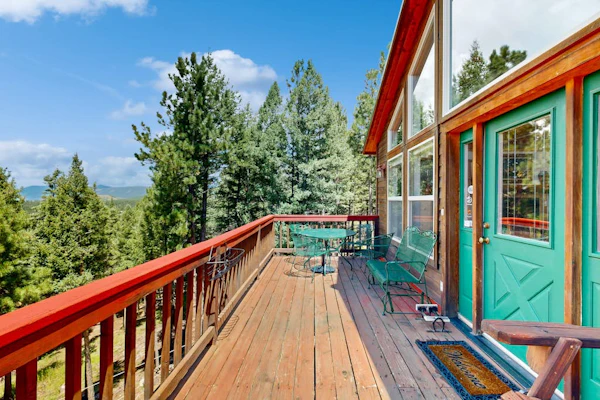 Charming house w/ incredible views, private hot tub, dog-friendly