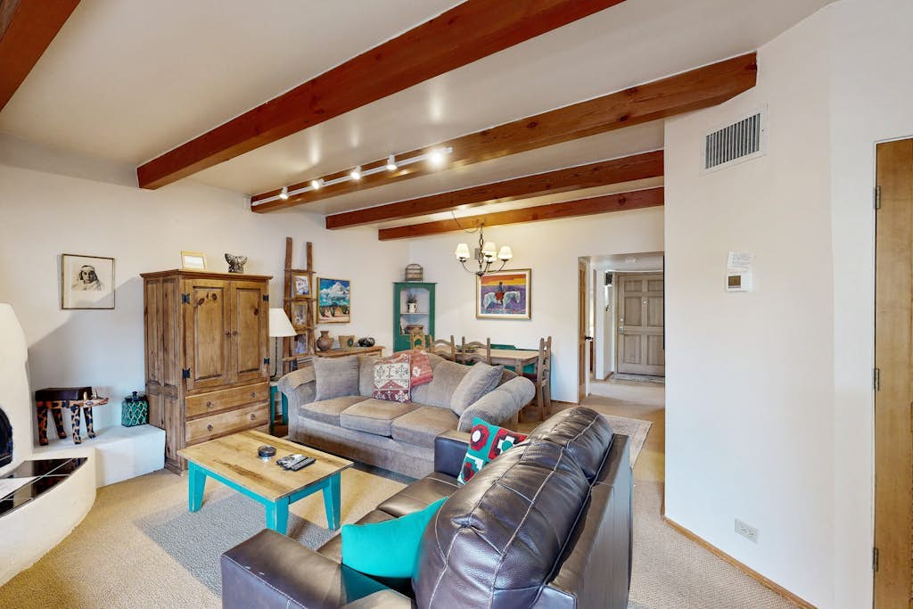 Northside Hideaway with Mountain Views & Air-Conditioning | Minutes to Plaza