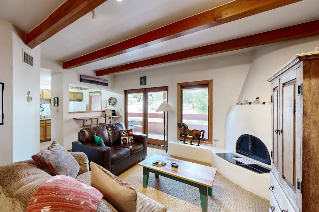 Northside Hideaway with Mountain Views & Air-Conditioning | Minutes to Plaza