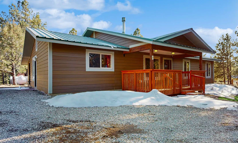 Cozy home with gas fireplace and private washer/dryer - close to skiing