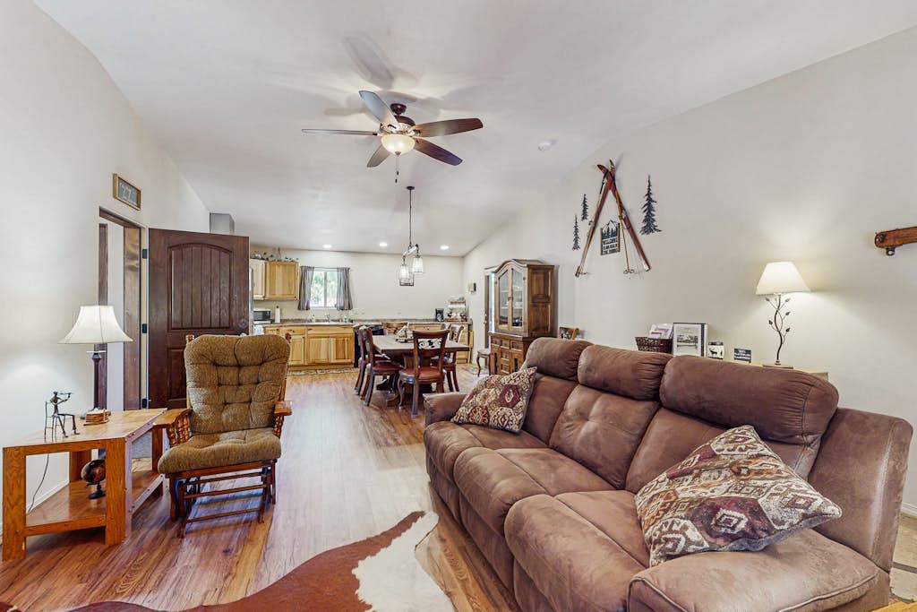 Cozy home with gas fireplace and private washer/dryer - close to skiing