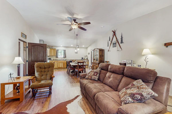 Cozy home with gas fireplace and private washer/dryer - close to skiing