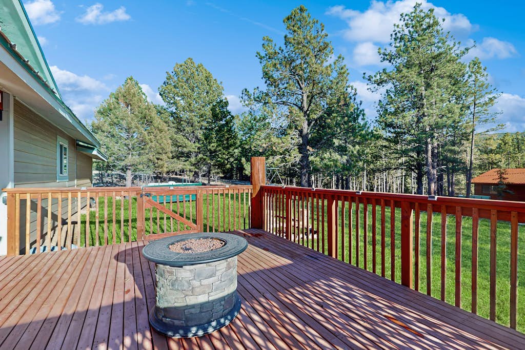 Cozy home with gas fireplace and private washer/dryer - close to skiing