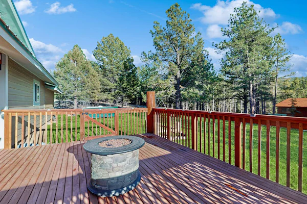 Cozy home with gas fireplace and private washer/dryer - close to skiing