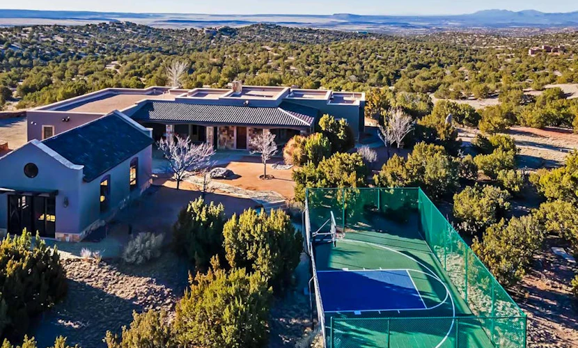 Dog-friendly guest house near trails with outdoor kitchen, fireplace, patio, gym