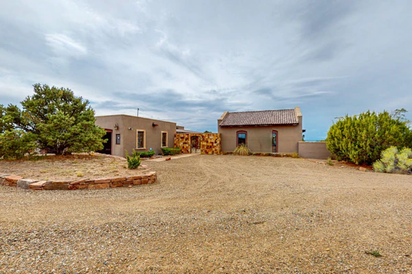 Dog-friendly guest house near trails with outdoor kitchen, fireplace, patio, gym