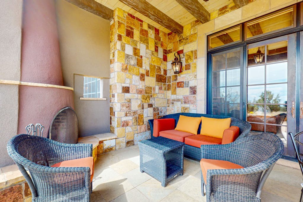 Dog-friendly guest house near trails with outdoor kitchen, fireplace, patio, gym