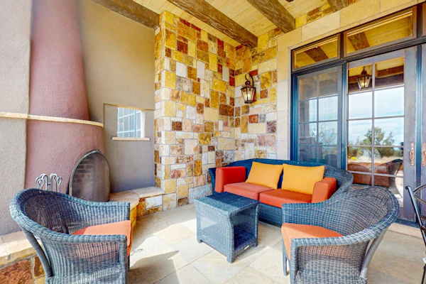 Dog-friendly guest house near trails with outdoor kitchen, fireplace, patio, gym