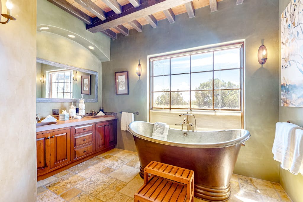 Dog-friendly guest house near trails with outdoor kitchen, fireplace, patio, gym