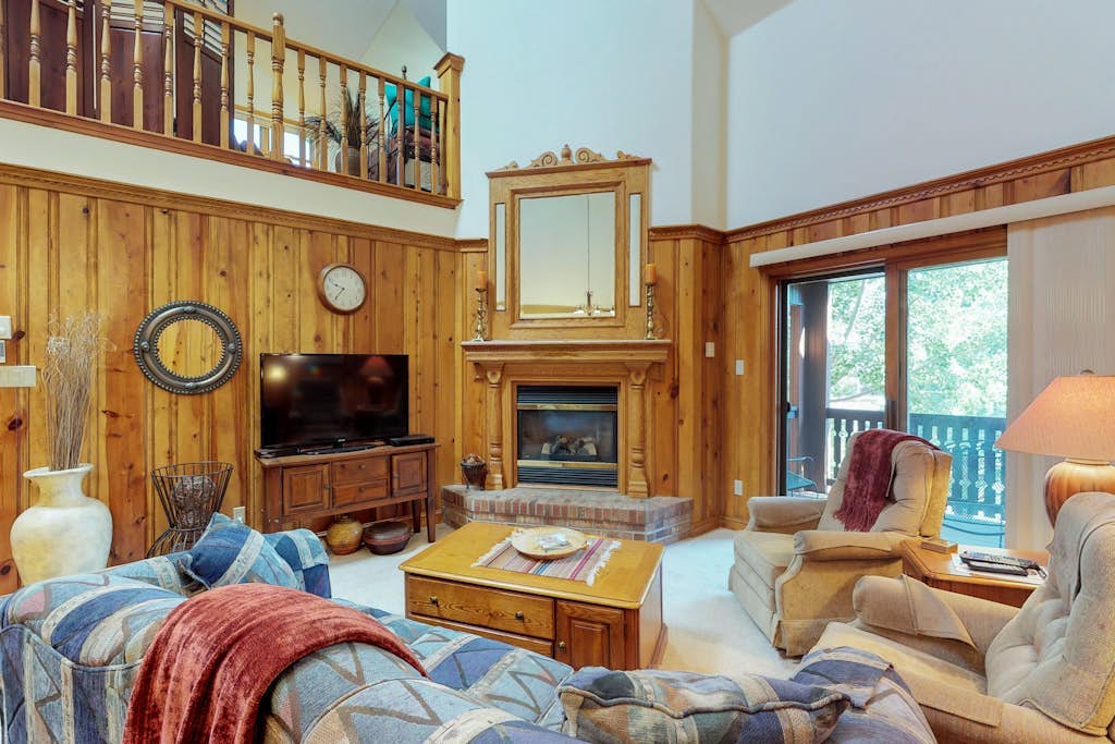 Enchanting condo with space for everyone, a deck & Wheeler Peak view