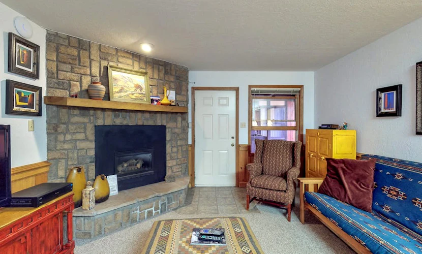 Cozy condo near ski resort with WiFi & flatscreen TVs - free shuttle to slopes