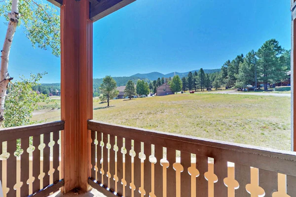 Cozy condo near ski resort with WiFi & flatscreen TVs - free shuttle to slopes