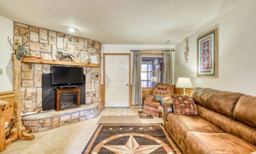 Mtn-view condo with furnished balcony, full kitchen & WiFi