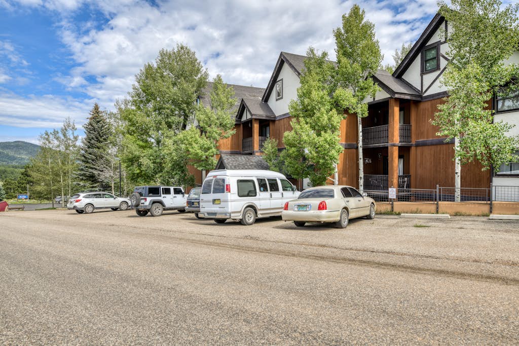 Mtn-view condo with furnished balcony, full kitchen & WiFi