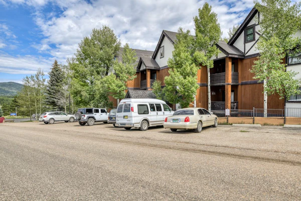 Mtn-view condo with furnished balcony, full kitchen & WiFi