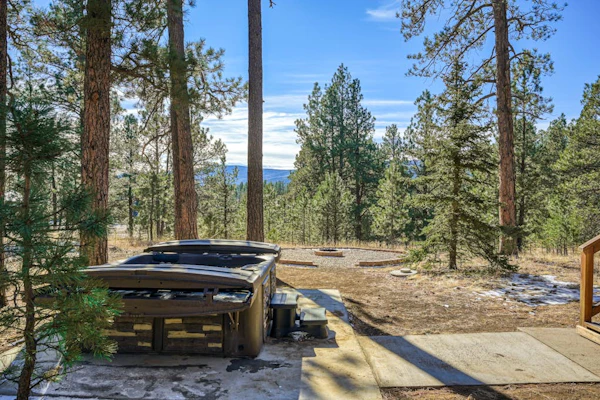 Adorable ski cabin with private hot tub, wood stove, pool table & washer/dryer
