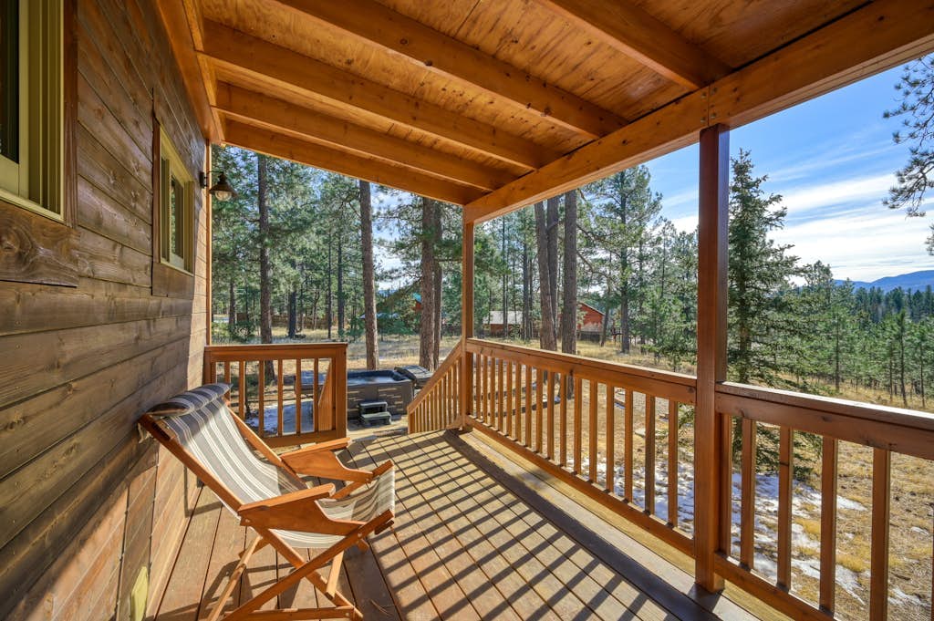 Adorable ski cabin with private hot tub, wood stove, pool table & washer/dryer