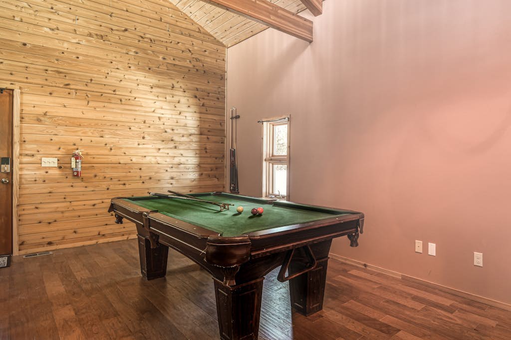 Adorable ski cabin with private hot tub, wood stove, pool table & washer/dryer