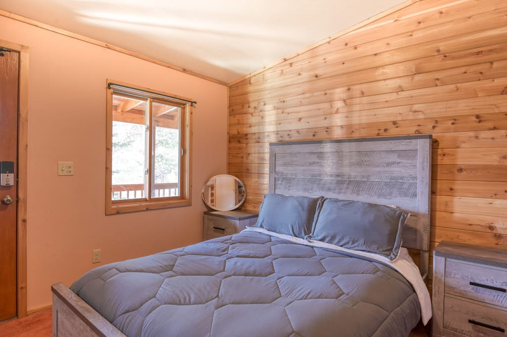Adorable ski cabin with private hot tub, wood stove, pool table & washer/dryer