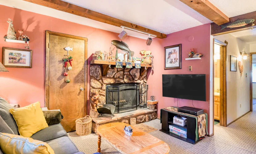 Mountain-view condo with a jetted tub, fireplace & W/D