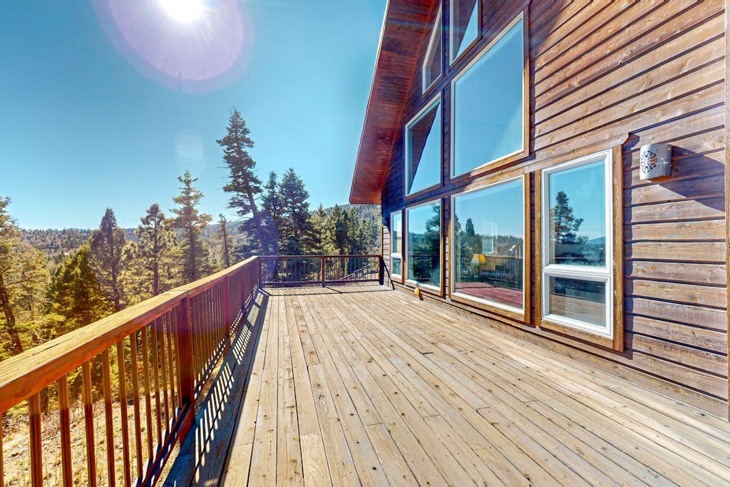 Gorgeous cabin-style home with mountain views, jetted tub, & shared amenities
