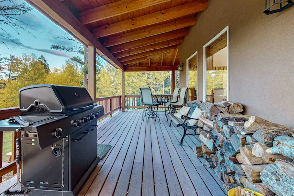 Serene Cabin with Wood-burning Fireplace, Gas Grill, WIFI & Jetted Tub