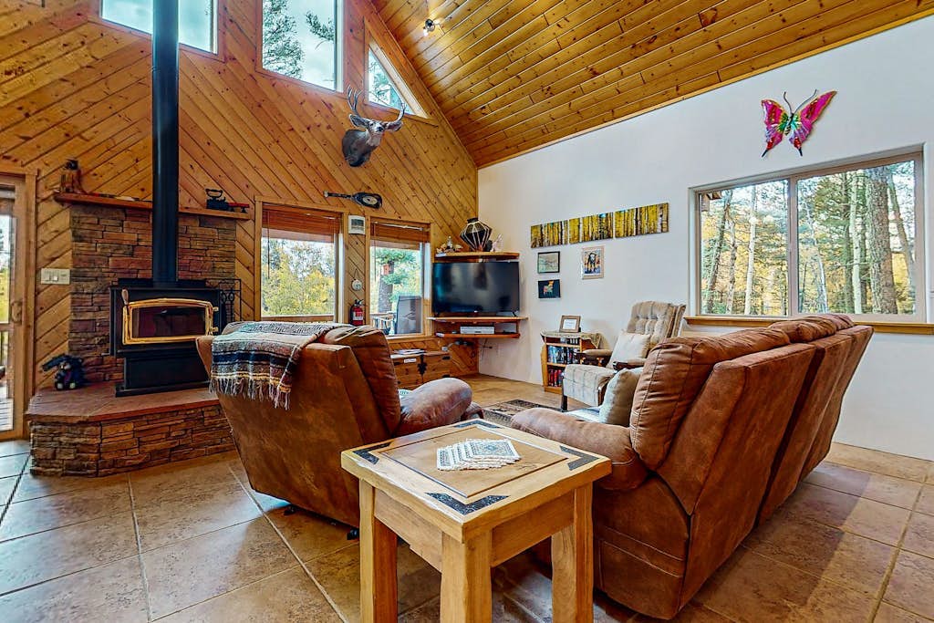 Serene Cabin with Wood-burning Fireplace, Gas Grill, WIFI & Jetted Tub