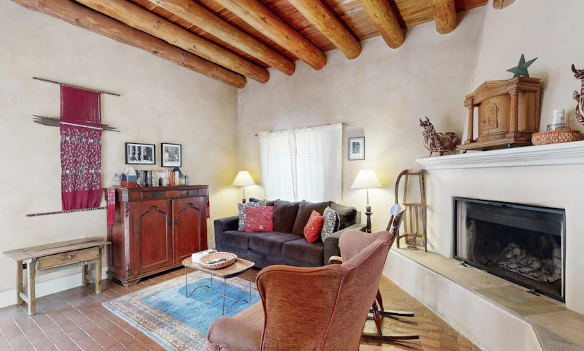 Adobe condo with fireplace, rooftop deck & garden courtyard - near Plaza