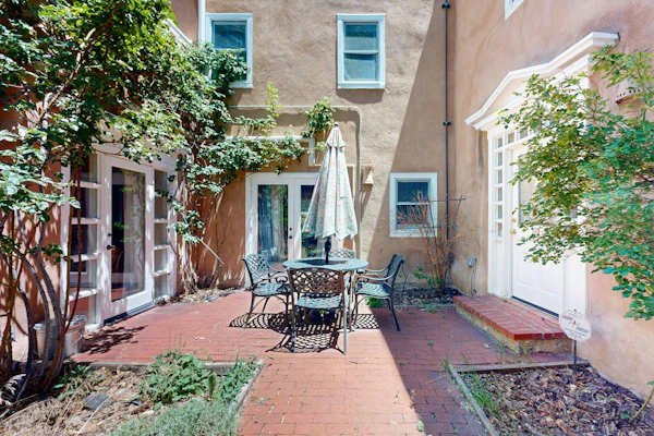 Adobe condo with fireplace, rooftop deck & garden courtyard - near Plaza