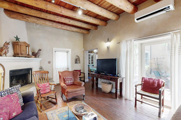 Adobe condo with fireplace, rooftop deck & garden courtyard - near Plaza