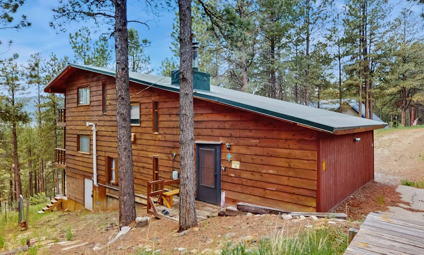 Unique lodge w/ mountain & valley views, wood-burning fireplace, and decks