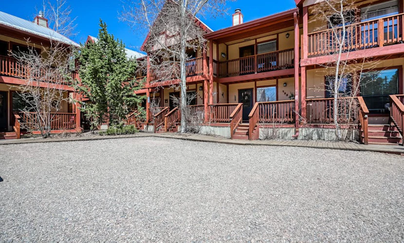 Dog-friendly, creekside condo with hot tubs, fast WiFi, washer/dryer, fireplace