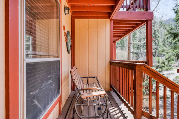 Dog-friendly, creekside condo with hot tubs, fast WiFi, washer/dryer, fireplace